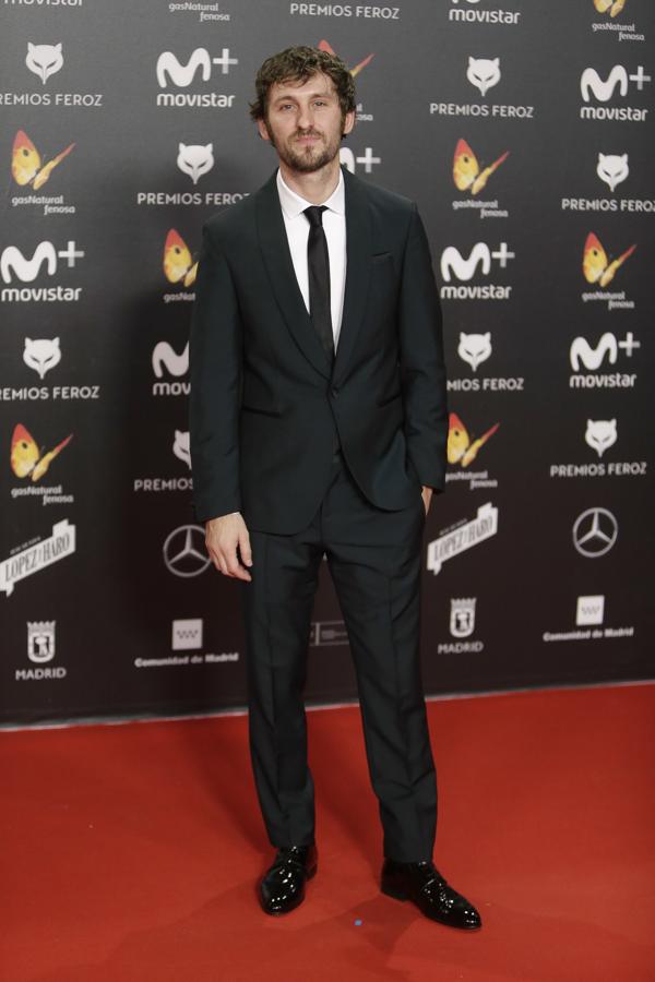 Raúl Arévalo, con traje negro y corbata fina a juego.