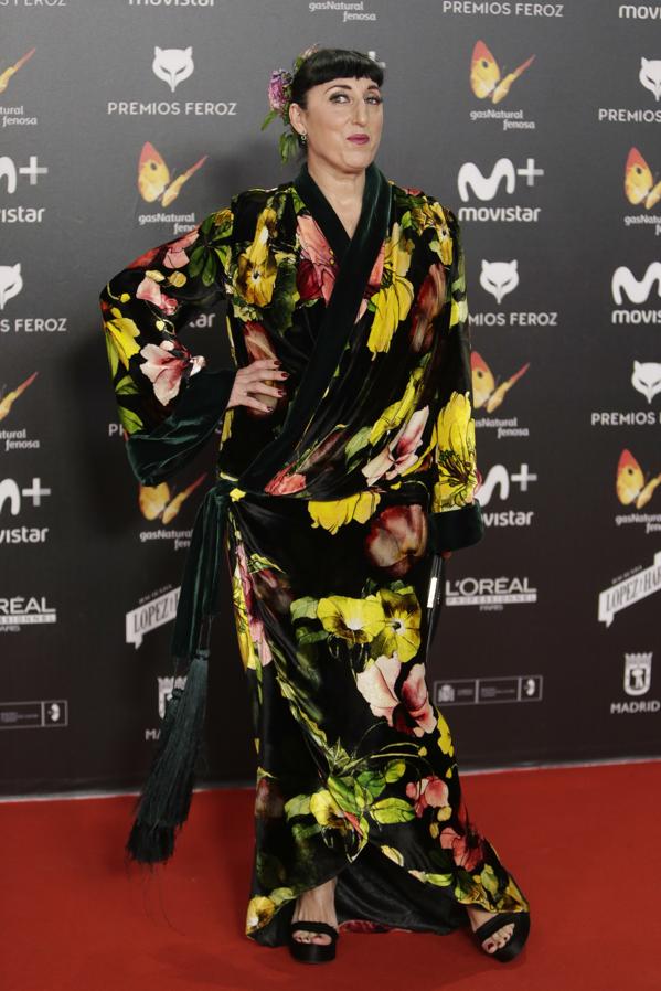 Rossy de Palma fue el centro de las miradas con su kimono con estampado floral de Palomo Spain. Se nota que le gusta la moda y se ríe con ella.