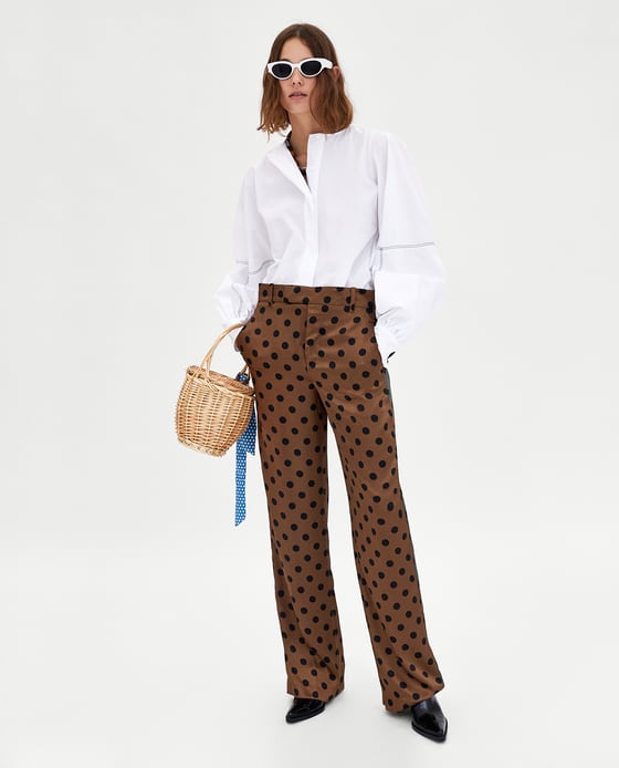 Pantalón marrón de lunares de Zara. Precio: 39,95 euros.