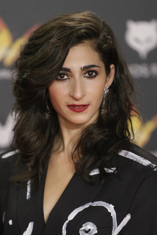 Alba Flores optó por dejarse la melena suelta ligeramente ondulada y con raya a un lado. Y un dúo de maquillaje que no falla: eyeliner negro y labios rojos.