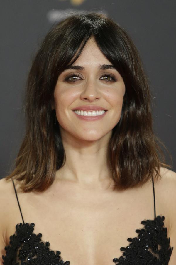 Macarena García estrenó corte de pelo en los Premios Feroz 2018, long bob con flequillo, que acompañó con un maquillaje muy sencillo con sombras marrones.