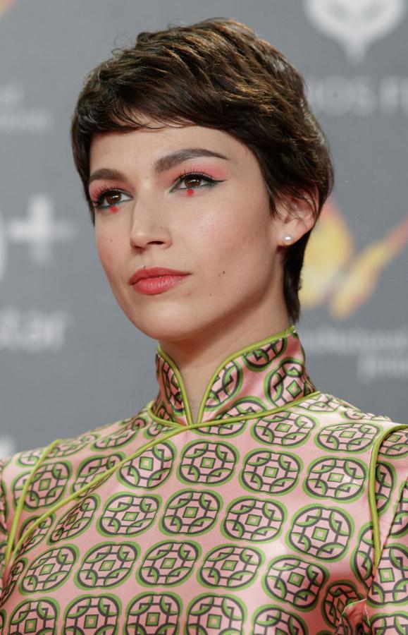 Úrsula Corberó lució el maquillaje más original de la noche de los Premios Feroz, de estilo oriental, con sombras rosas, eyeliner verde y negro y un punto rojo bajo el párpado.