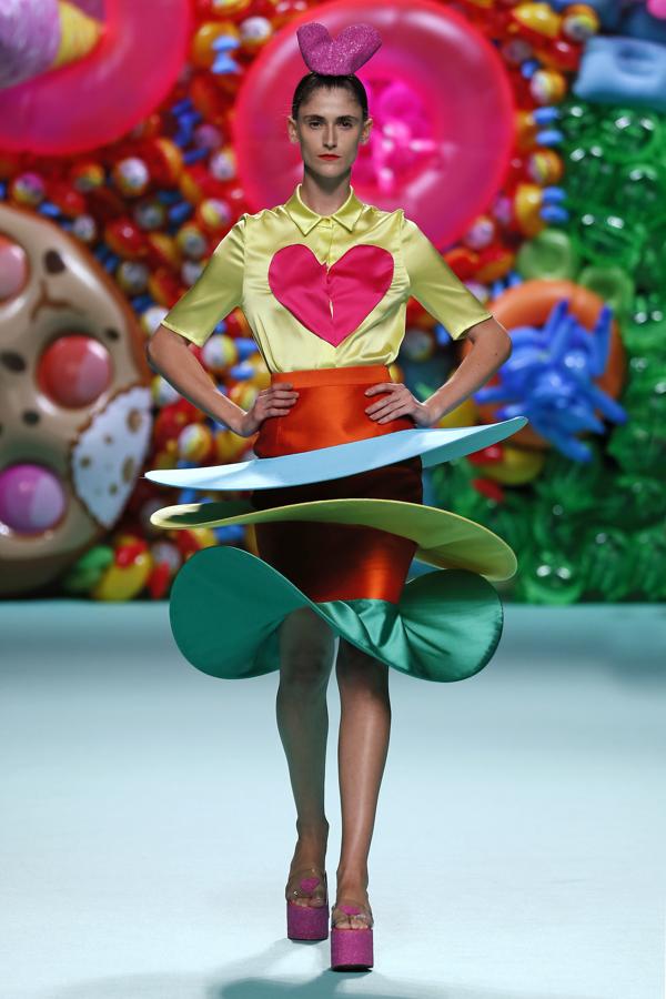 Y, como siempre, el colorido y la energía de Ágatha Ruiz de la Prada sobre la pasarela no pasó desapercibido en Instagram.