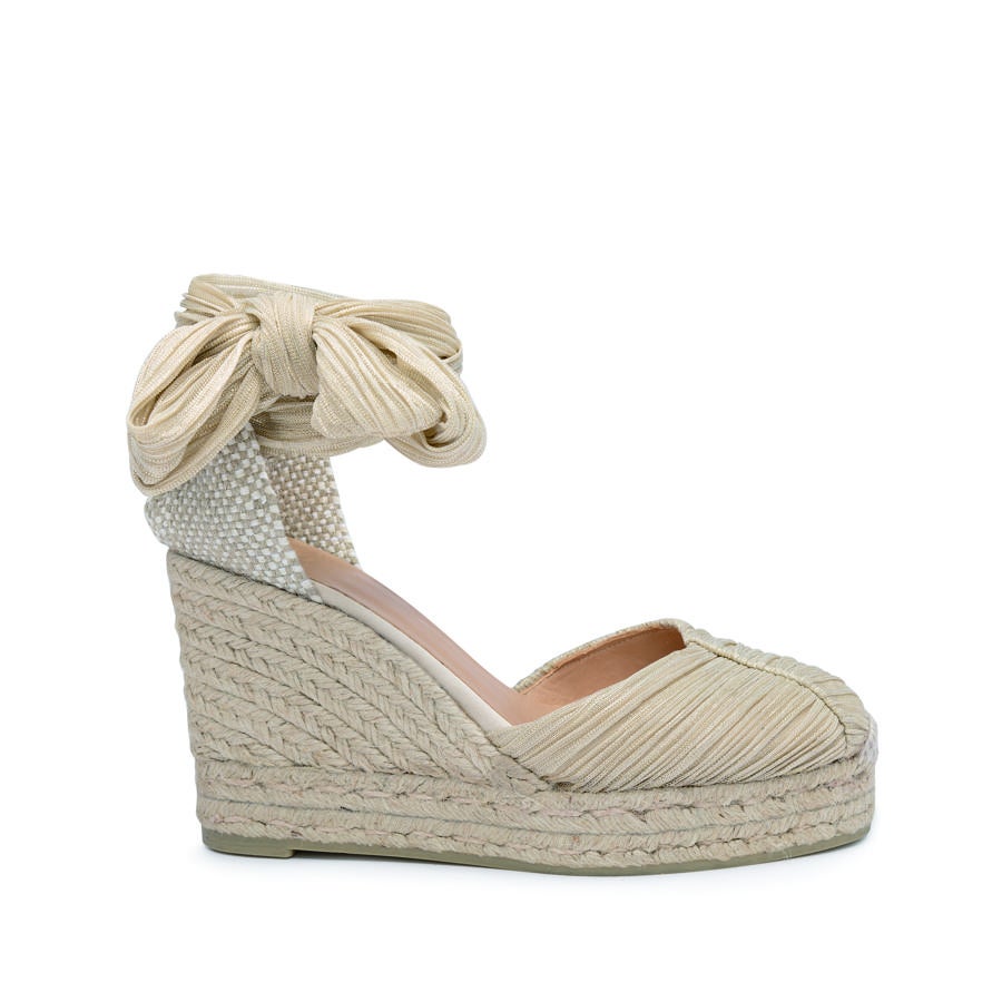 Alpargata metalizada con cuña de trenza de Castañer. Precio: 350 euros