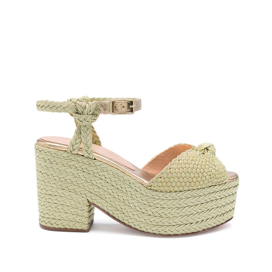 Alpargata de tacón metalizada de Castañer. Precio: 395 euros