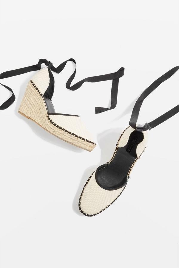 De silueta clásica de cuña, con detalles en negro, para las más atrevidas. Precio: 52 euros en Topshop.