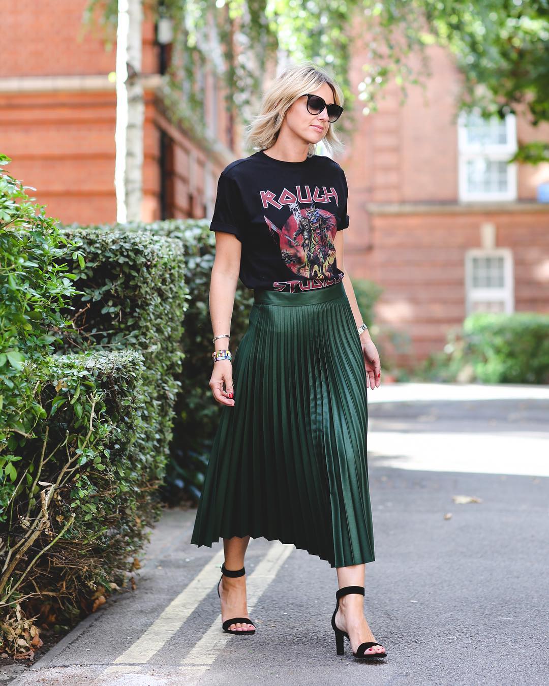 Y las camisetas se llevarán con faldas plisadas de satén. ¿Te atreverías a ir así a la oficina? La combinación de @astylealbum es muy acertada