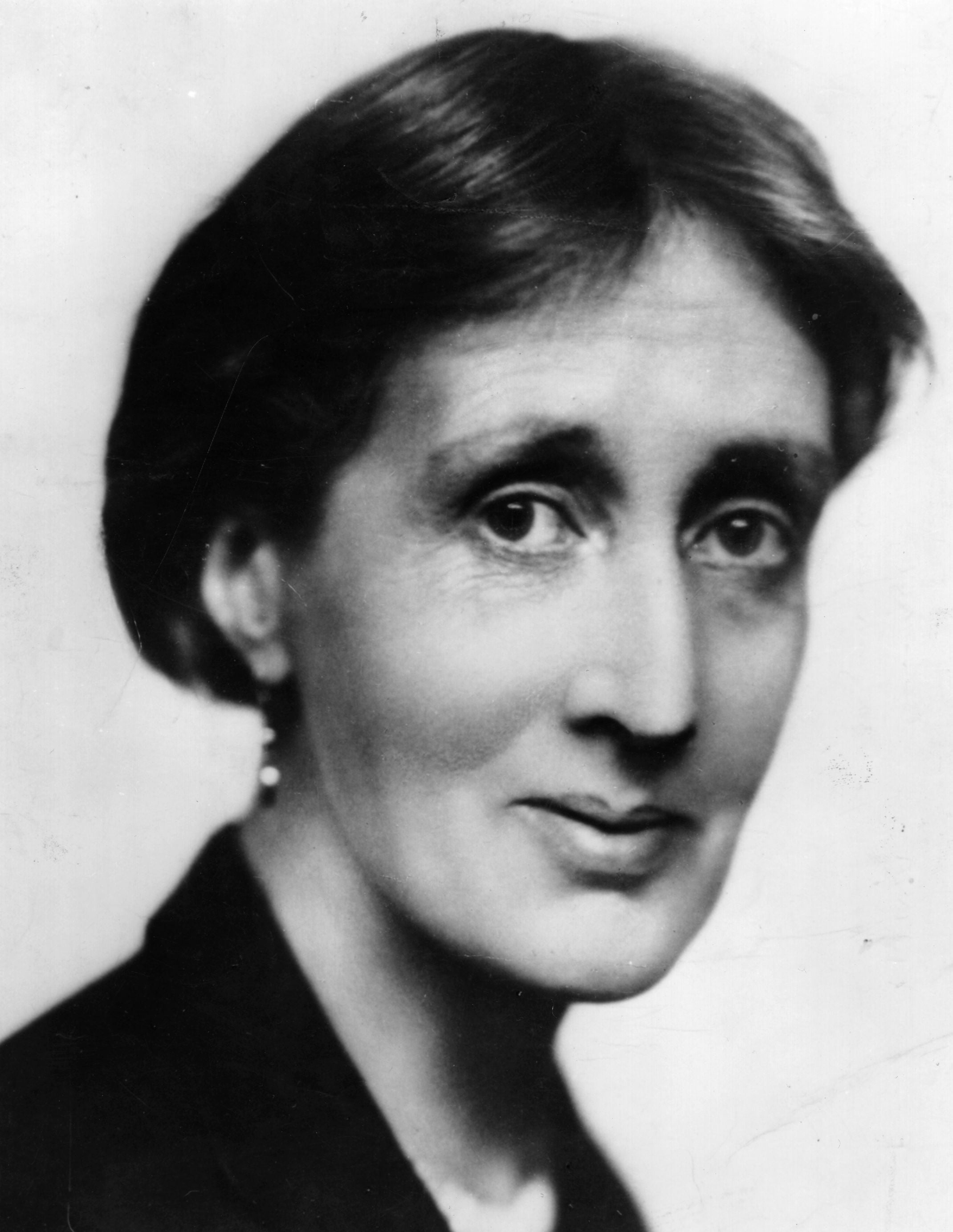 "Las mujeres han servido todos estos siglos de espejos que poseían el poder mágico y delicioso de reflejar la figura de un hombre el doble de su tamaño natural" (Virginia Woolf)