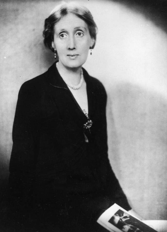"Las mujeres han vivido todos estos siglos como esposas, con el poder mágico y delicioso de reflejar la figura del hombre, el doble de su tamaño natural" (Virginia Woolf)