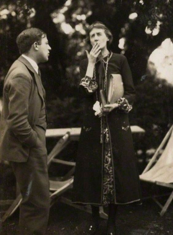 "Cada uno tenía su pasado encerrado dentro de sí mismo, como las hojas de un libro aprendido por ellos de memoria; y sus amigos solo podían leer el título" (Virginia Woolf)