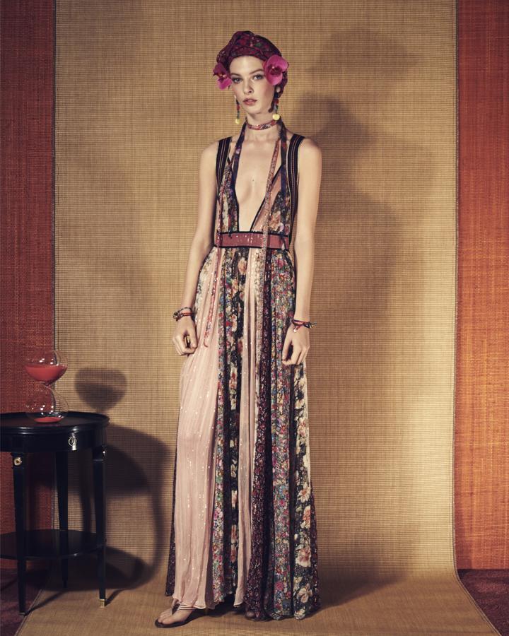 ¿Valentino? ¿Gucci? ¿La nueva colección de Maria Grazia Chiuri para Dior? No, amigas... es uno de los vestidos (que necesitamos ya) que forman parte de la nueva campaña SS18 de Zara.