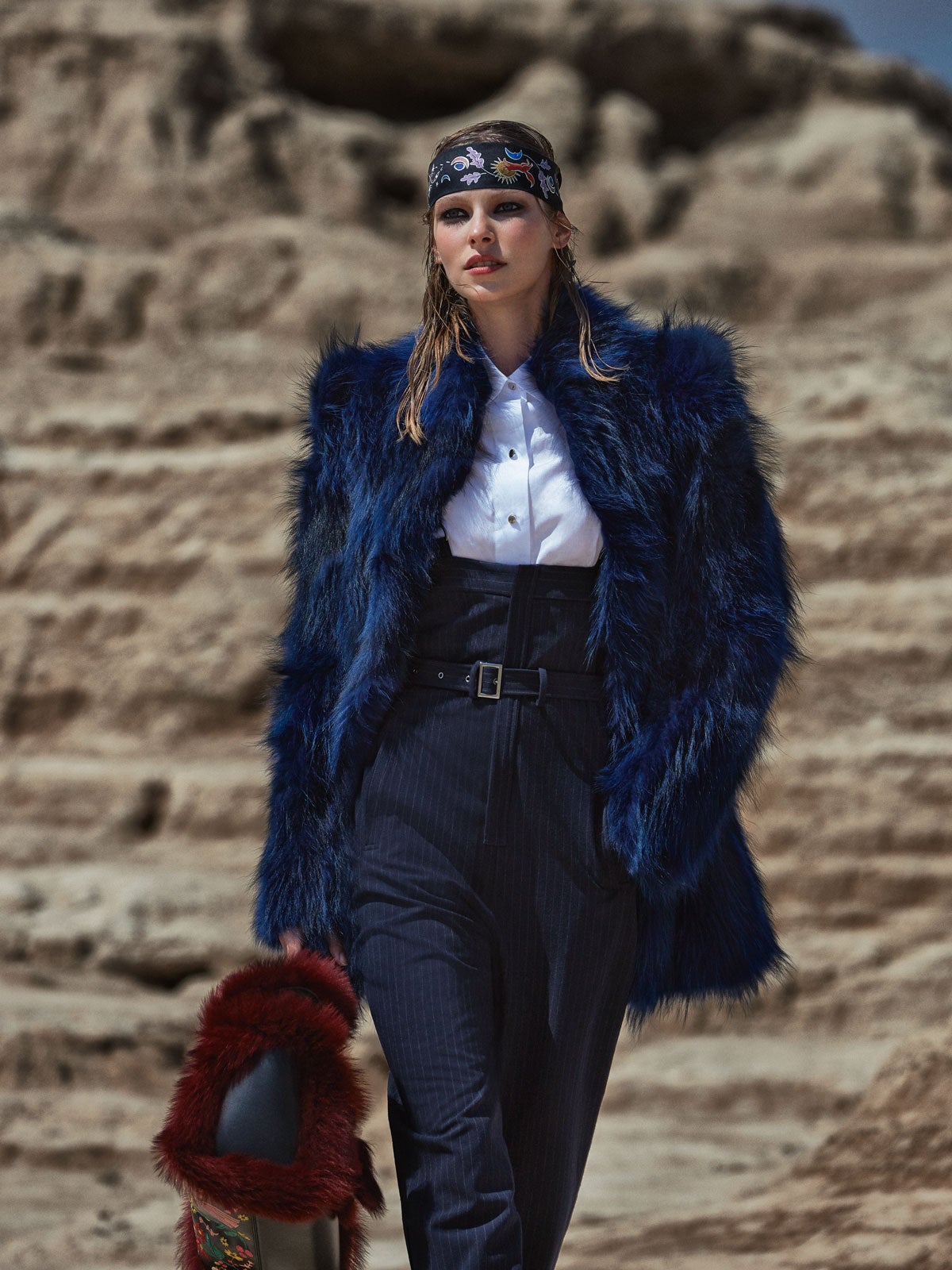 El abrigo es un diseño de Just Cavalli. Camisa de Mirto y pantalón con tirantes de Liu Jo. Bolso de Roger Vivier y pañuelo de Dior.