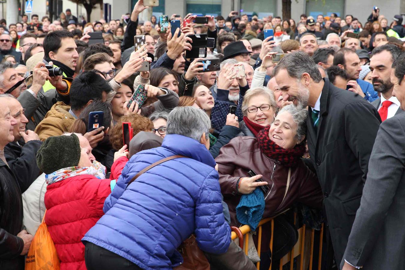 El Rey Felipe se saca fotos con el pueblo durante su visita al Museo Ibero de Jaén.