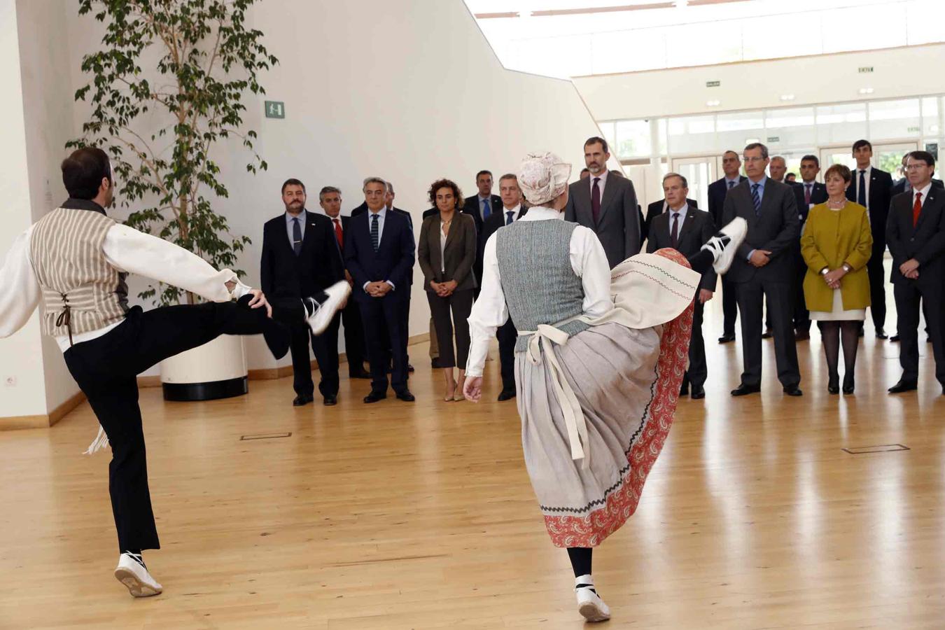 El Rey Felipe VI asiste al espectáculo de dos bailarines en San Sebastián ofreciéndole un aurresku.