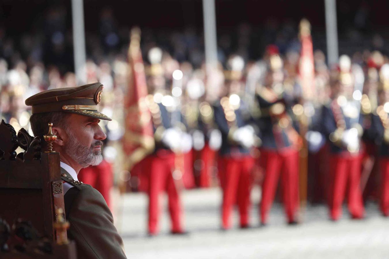 Don Felipe presidiendo un desfile en la Academia General Militar.