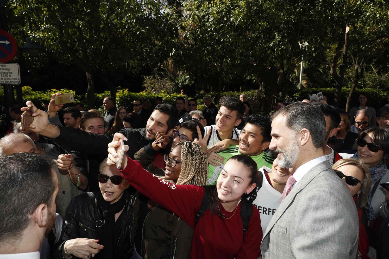 Don Felipe se hace un 'selfie' con una joven durante su visita a Málaga.