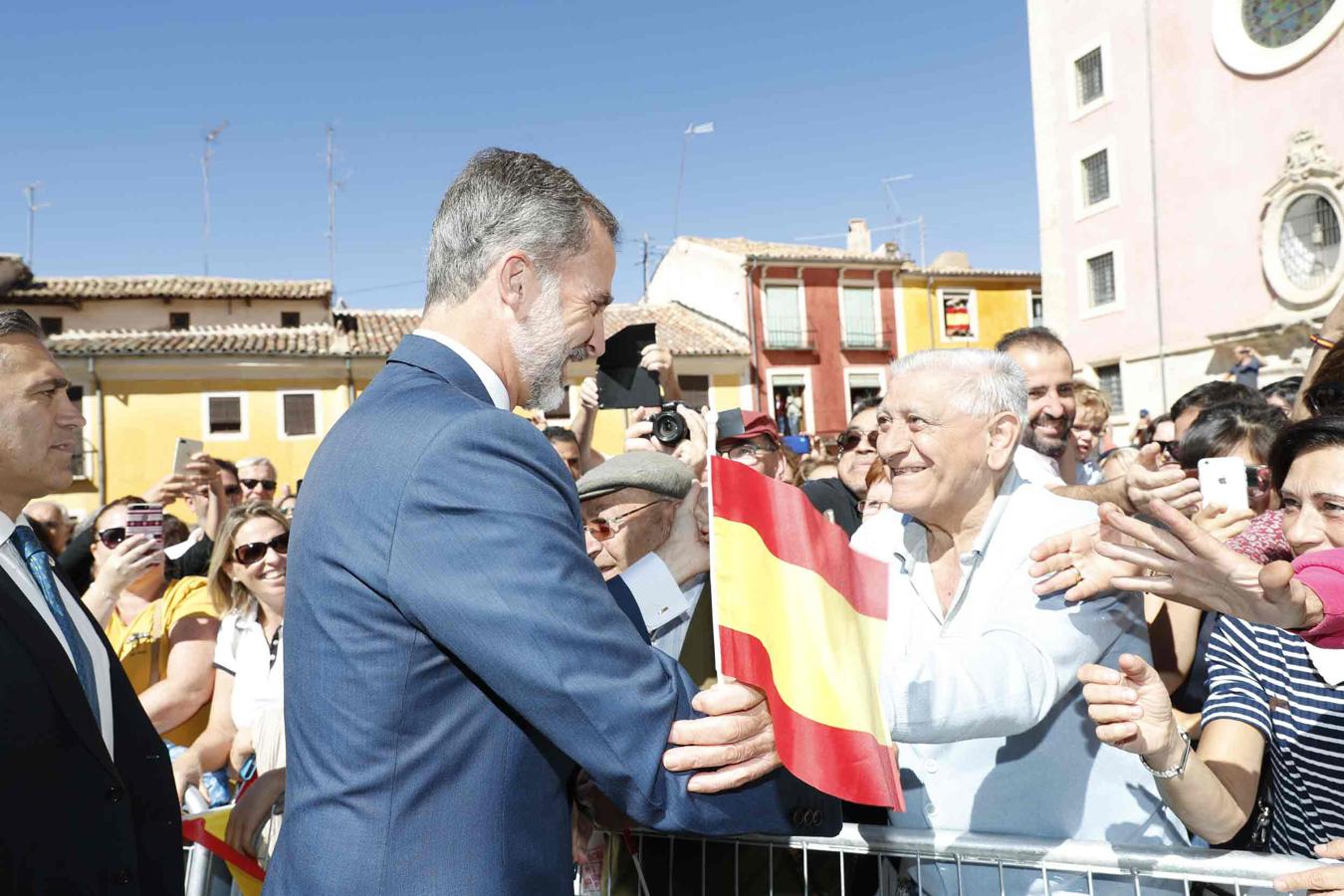 Don Felipe saluda a unos ciudadanos de Cuenca antes de la entrega del Premio Cultura de la ciudad manchega.