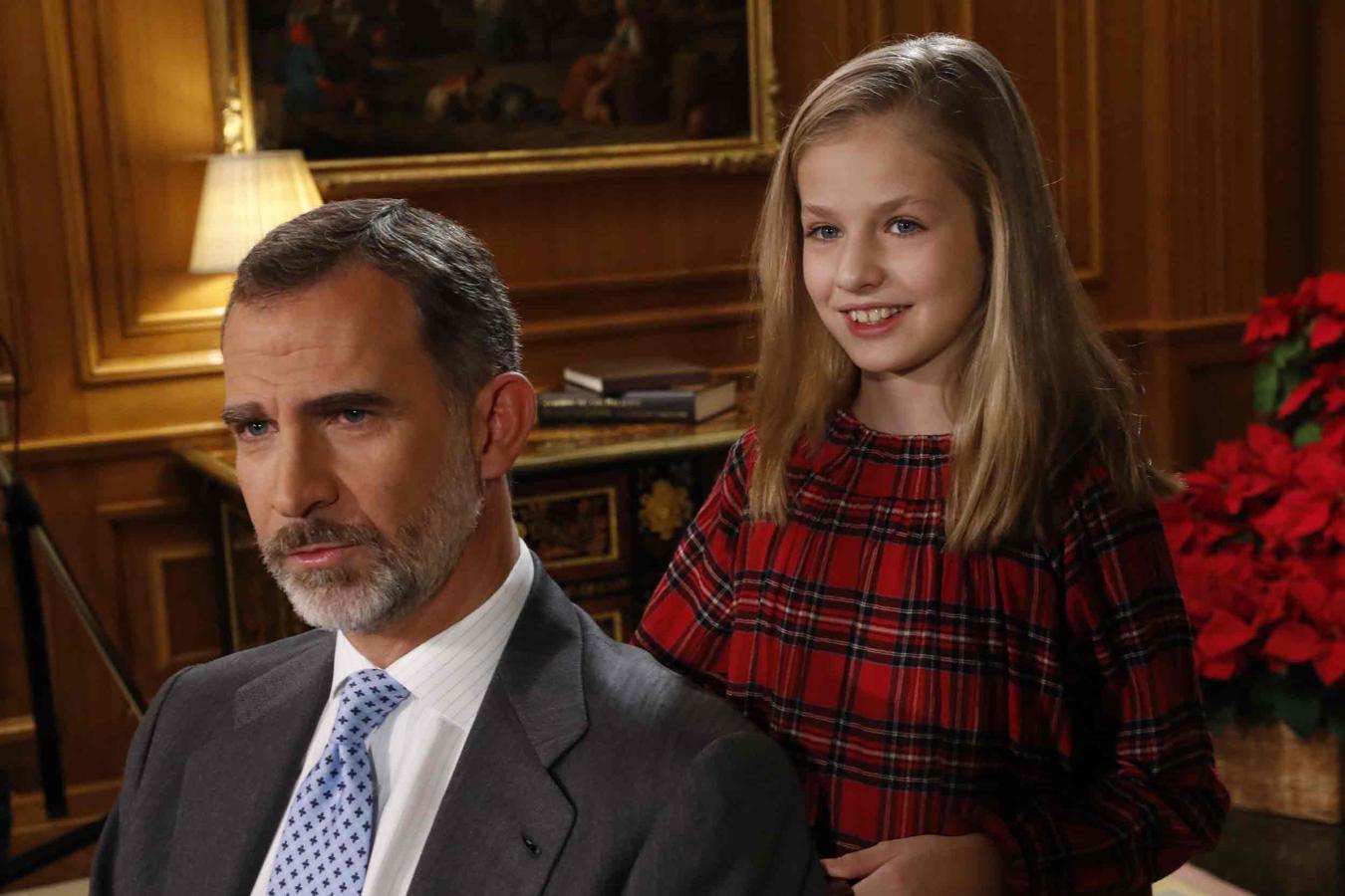 La Princesa Leonor 'escolta' a su padre, el Rey Felipe VI, durante la grabación del Mensaje de Navidad.
