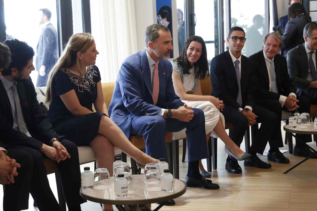Don Felipe VI asistiendo a una charla en la Fundación Princesa de Girona.