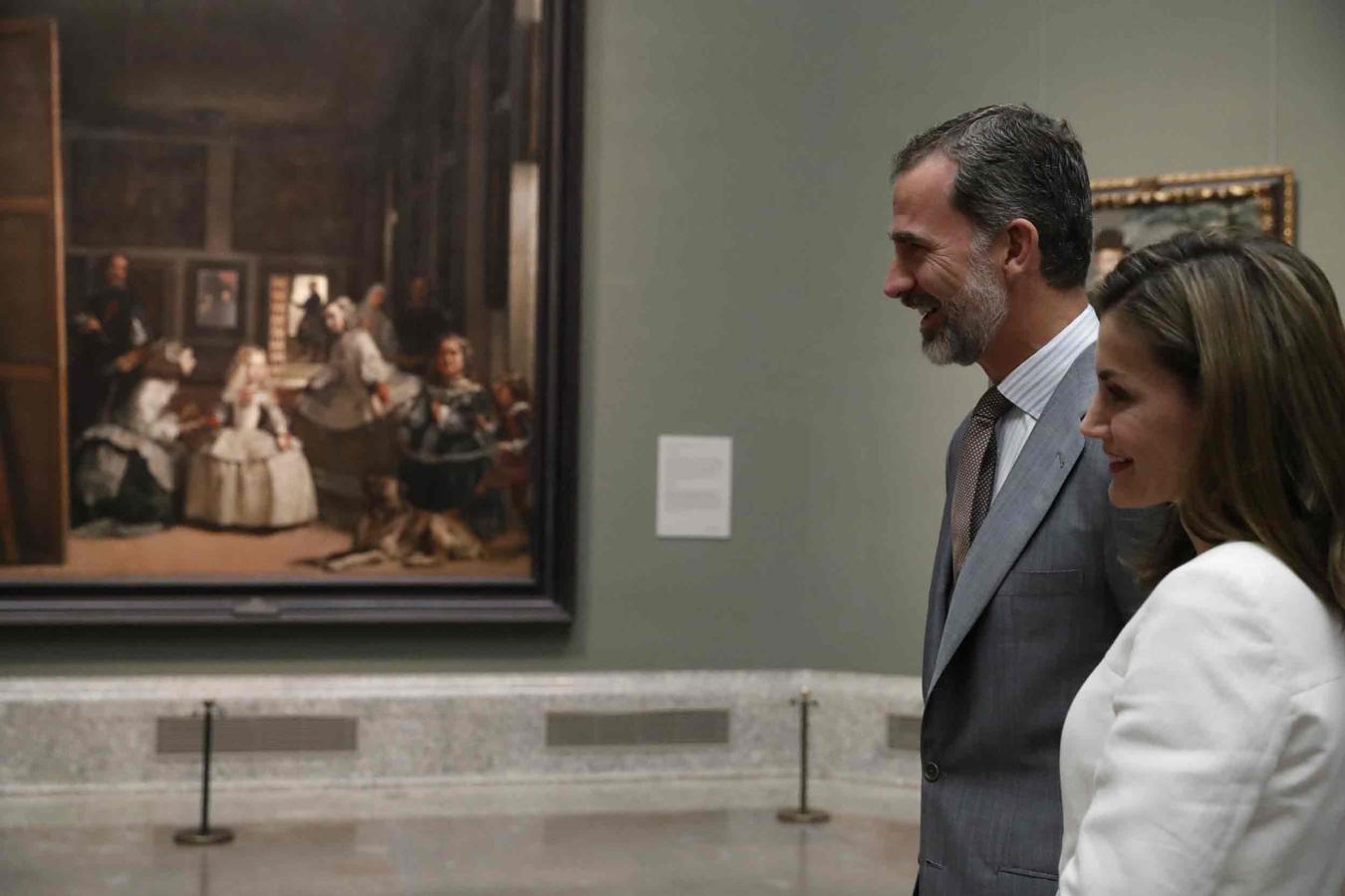 Don Felipe y doña Letizia admirando 'Las Meninas', de Velázquez, en el Museo del Prado.