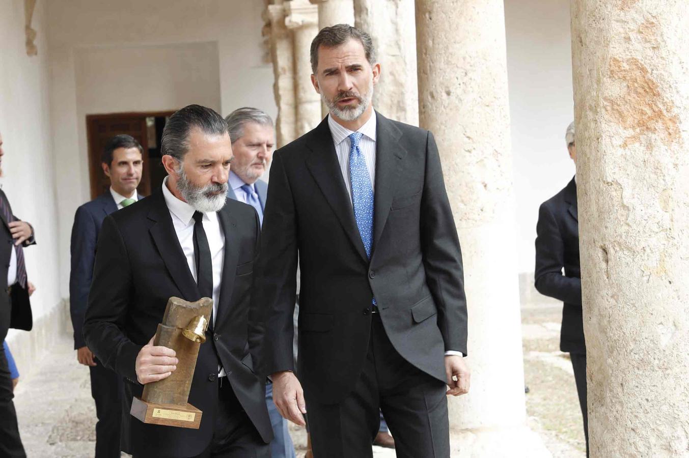Don Felipe con Antonio Banderas tras recibir, en Alcalá de Henares, el Premio Camino Real.
