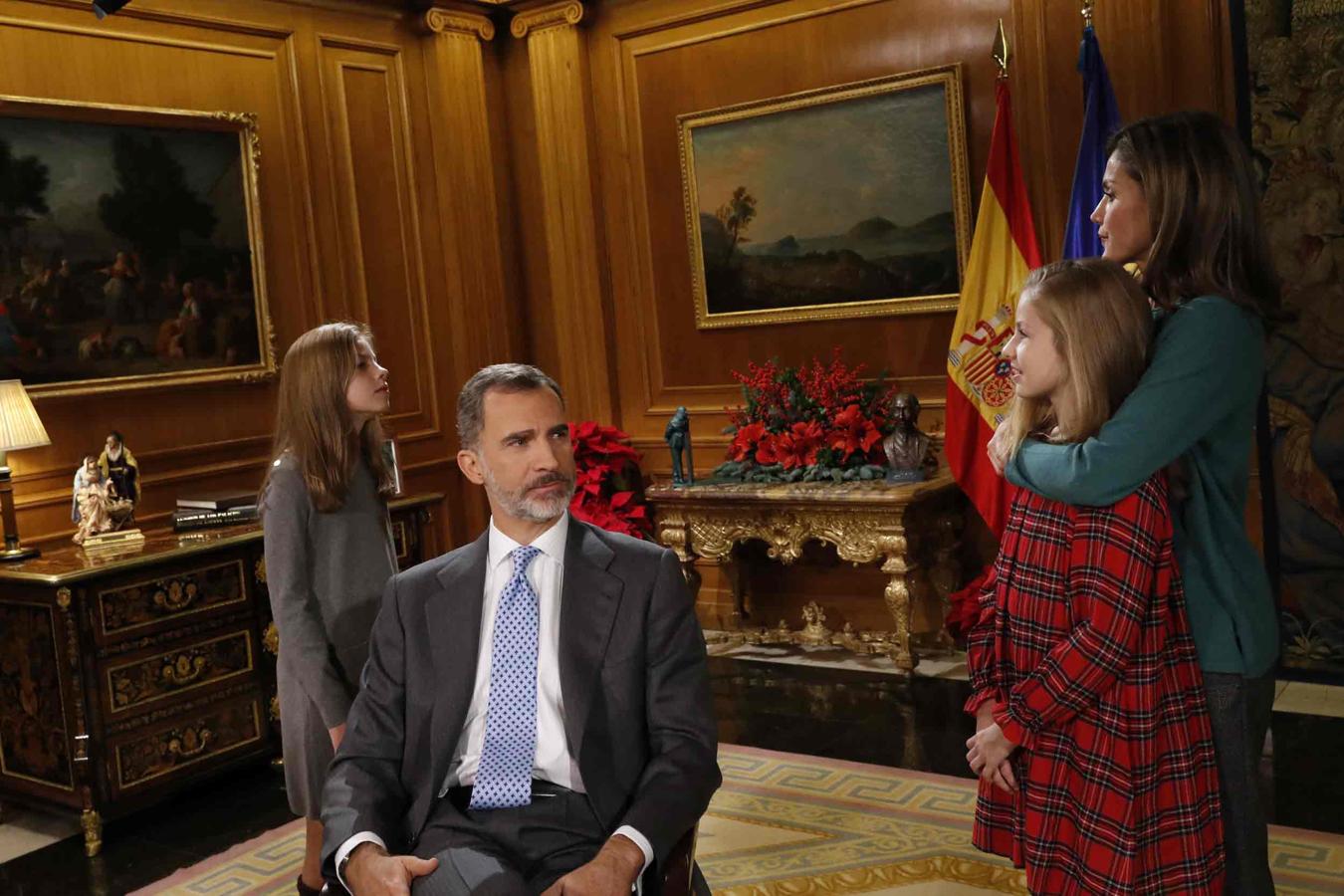 El mensaje de Navidad fue rodado con don Felipe apoyado por sus hijas y su esposa, la Reina Letizia.