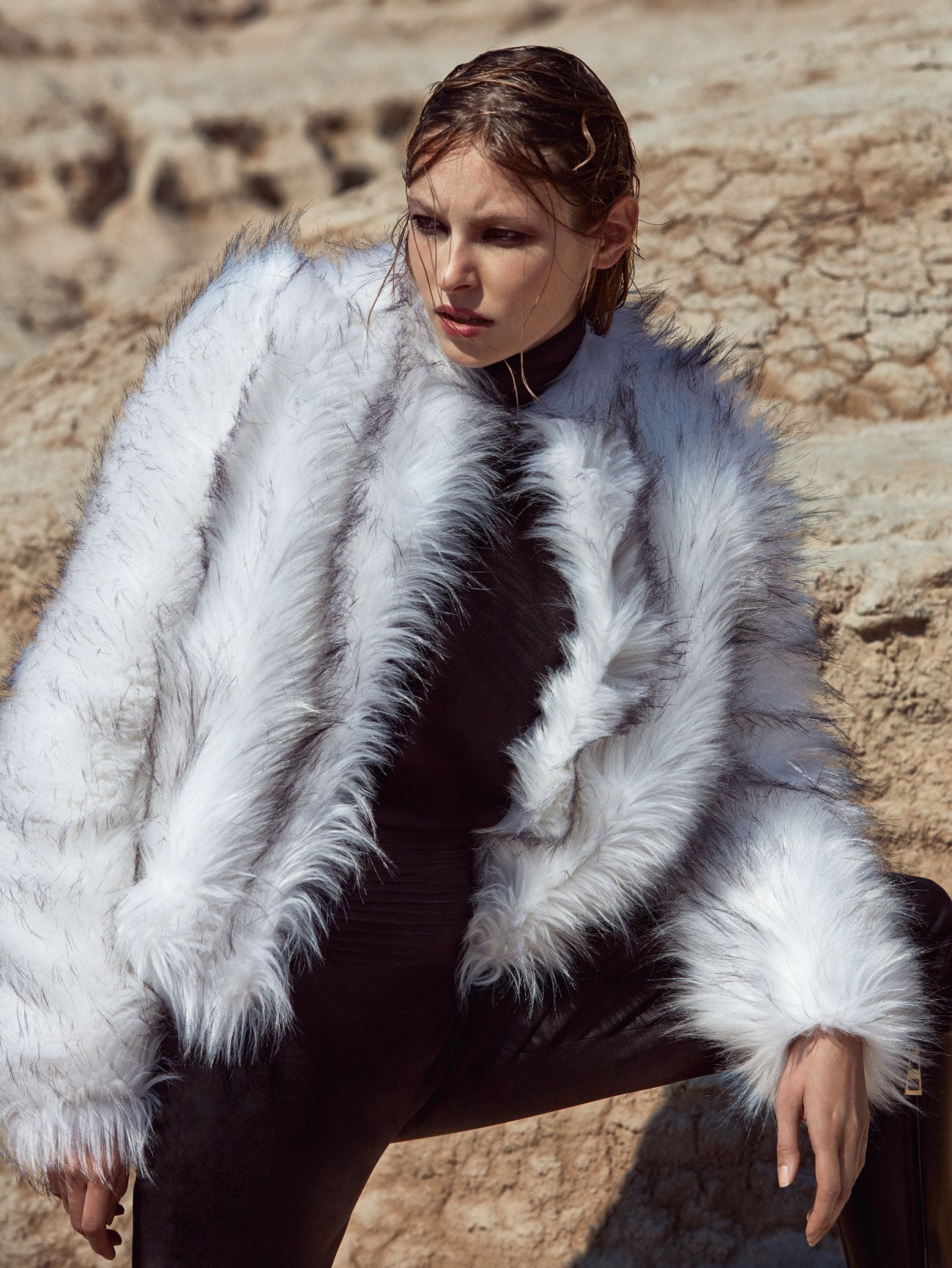 Chaquetón de Emporio Armani. Debajo, jersey de cuello vuelto, de Dior y pantalón de Pedro del Hierro.