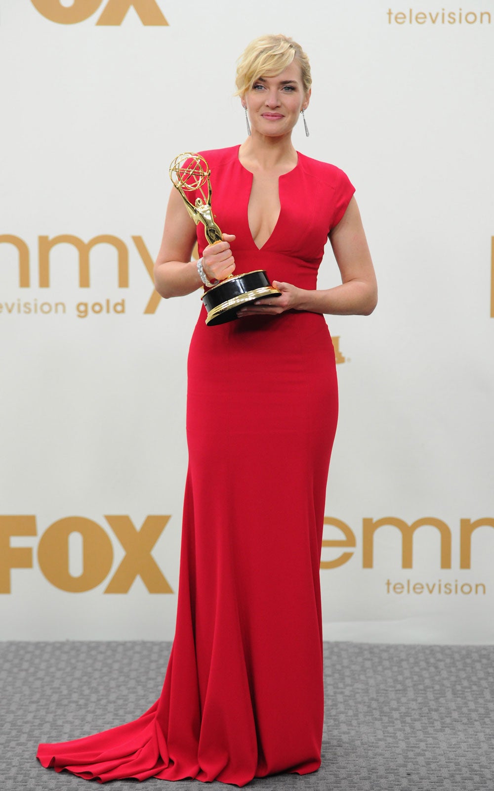 De nuevo, con un vestido rojo que le sienta de maravilla. Premios Emmy 2011.