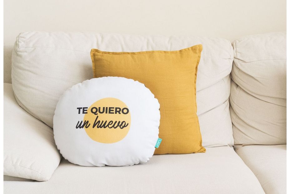 Cojín con forma ‘te quiero un huevo’ de UO*:18,50 euros.
