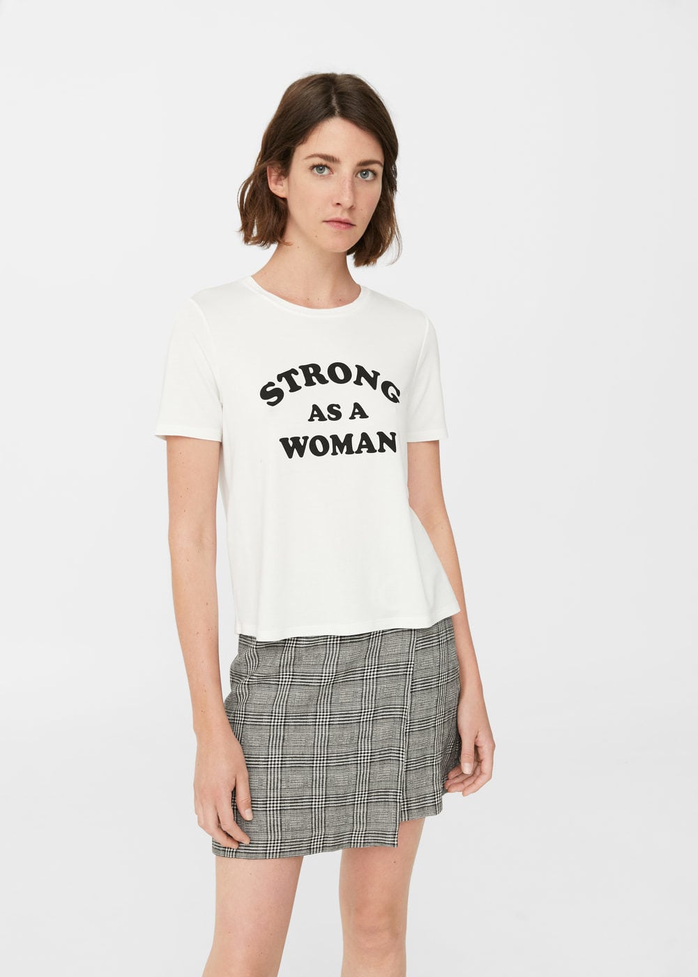 Camiseta fluida con mensaje de Mango: 7,99 euros.