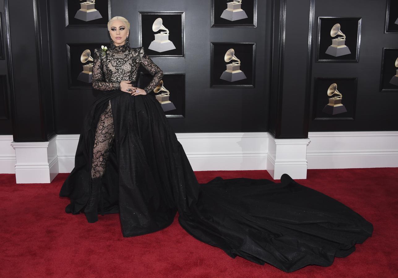 Lady Gaga nos dejó con la boca abierta con este look de inspiración gótica de Armani Privé.