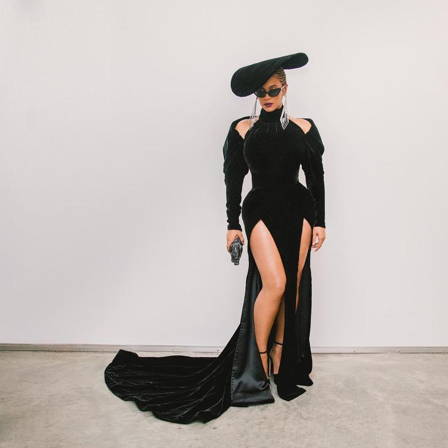 Beyoncé no posó en la alfombra roja, pero sí que nos dejó su impresionante look 'total black' firmado por Nicolas Jebran en su cuenta de Instagram.