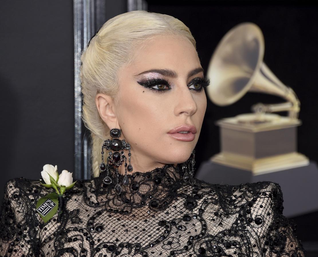 Lady Gaga recogió su melena en una trenza de espiga y lució un sofisticado maquillaje que centró la atención en sus ojos, con eyeliner negro 'cat eye' y sombras glitter.
