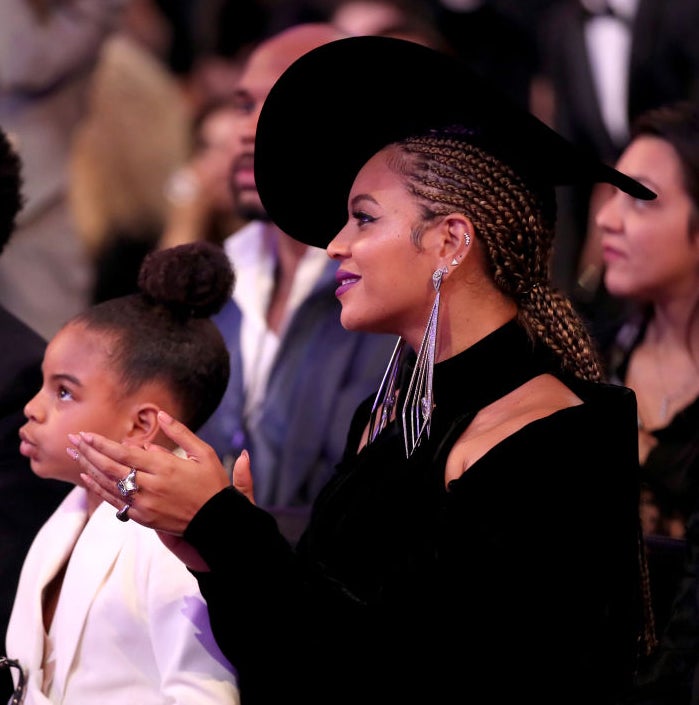 Beyoncé lució su melena con mini trenzas, recogidas en una coleta baja y adornada con una gran pamela. En su maquillaje destacaron sus labios violetas y su eyeliner negro con rabillo.