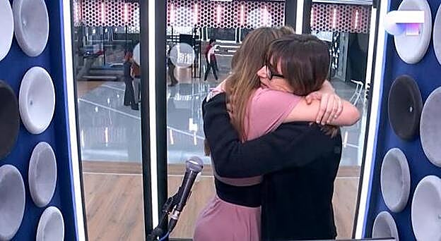 Noemí Galera acudió a consolar a Amaia con un abrazo.