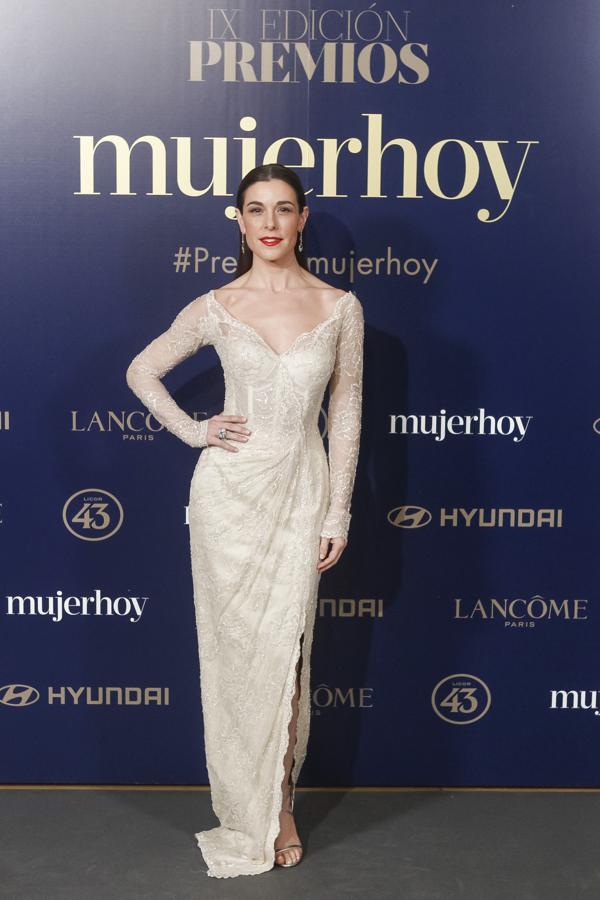 Nuestra Raquel Sánchez-Silva, que ejerció de maestra de ceremonias en los IX Premios Mujerhoy, estaba impresioante con este diseño de Lorenzo Caprile y sandalias de Úrsula Mascaró.
