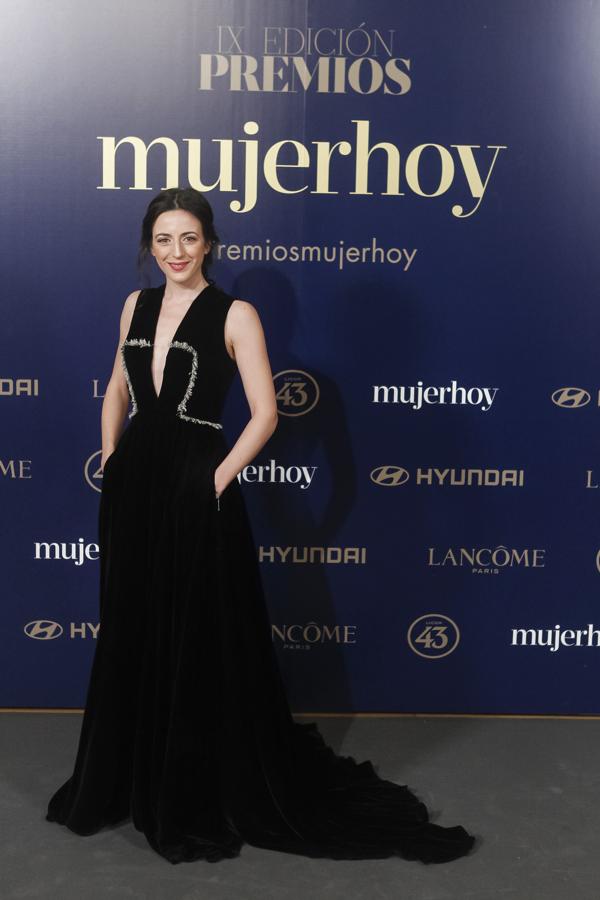 Ruth Núñez posó con vestido de The Stoat y zapatos de Jimmy Choo.