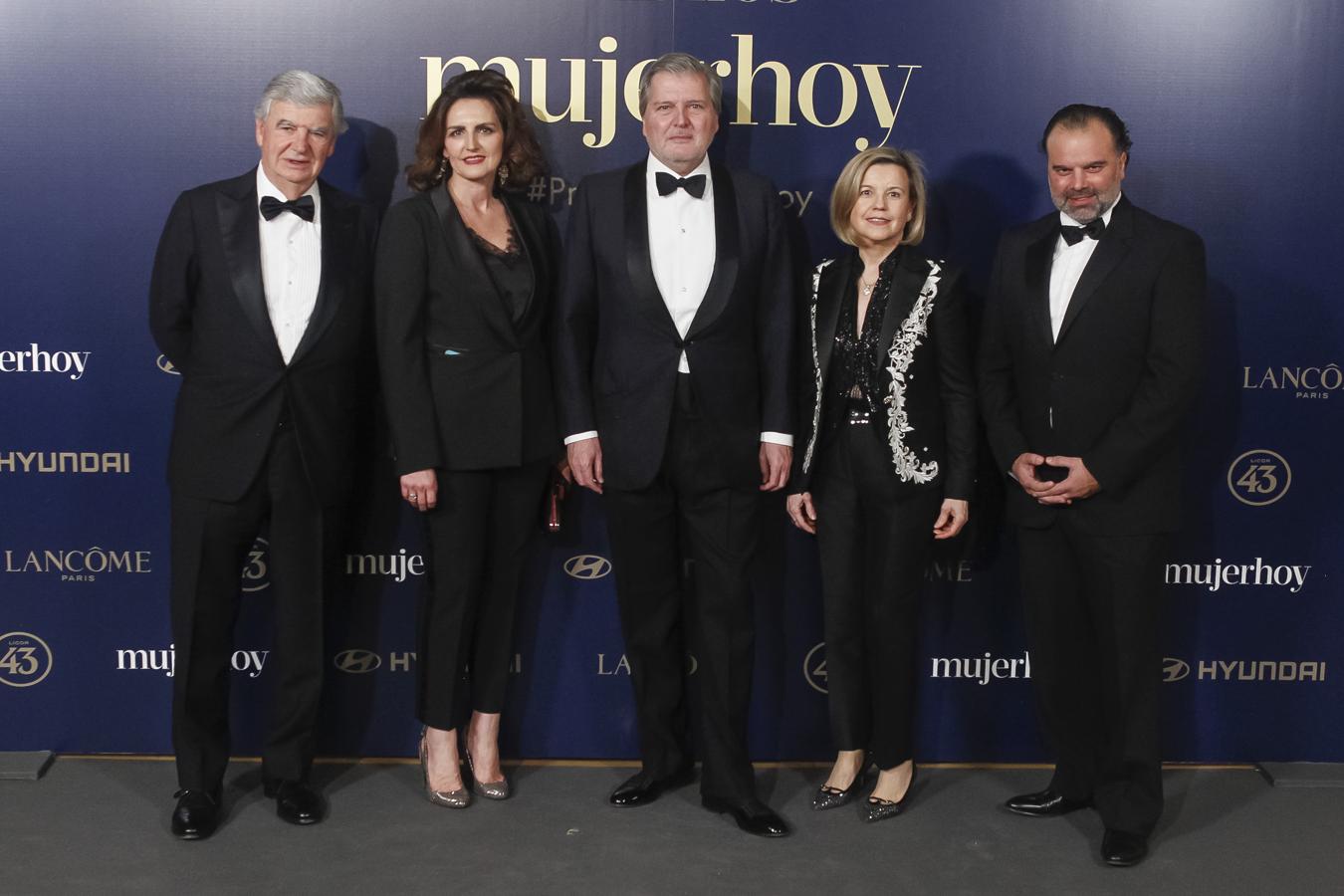 Santiago Bergareche, Laura Múgica, Íñigo Méndez de Vigo, Charo Carrera y Fernando de Yarza, en la gran noche de los Premios Mujerhoy,