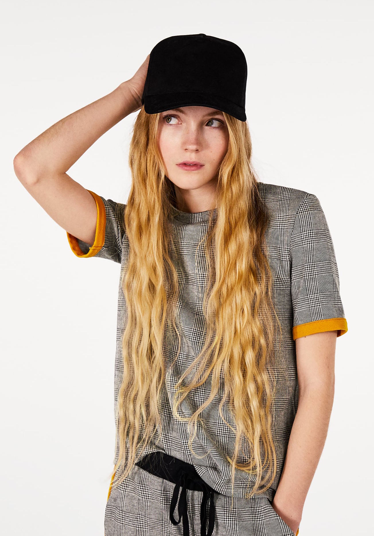 Melena XXL con ondas surferas y gorra.