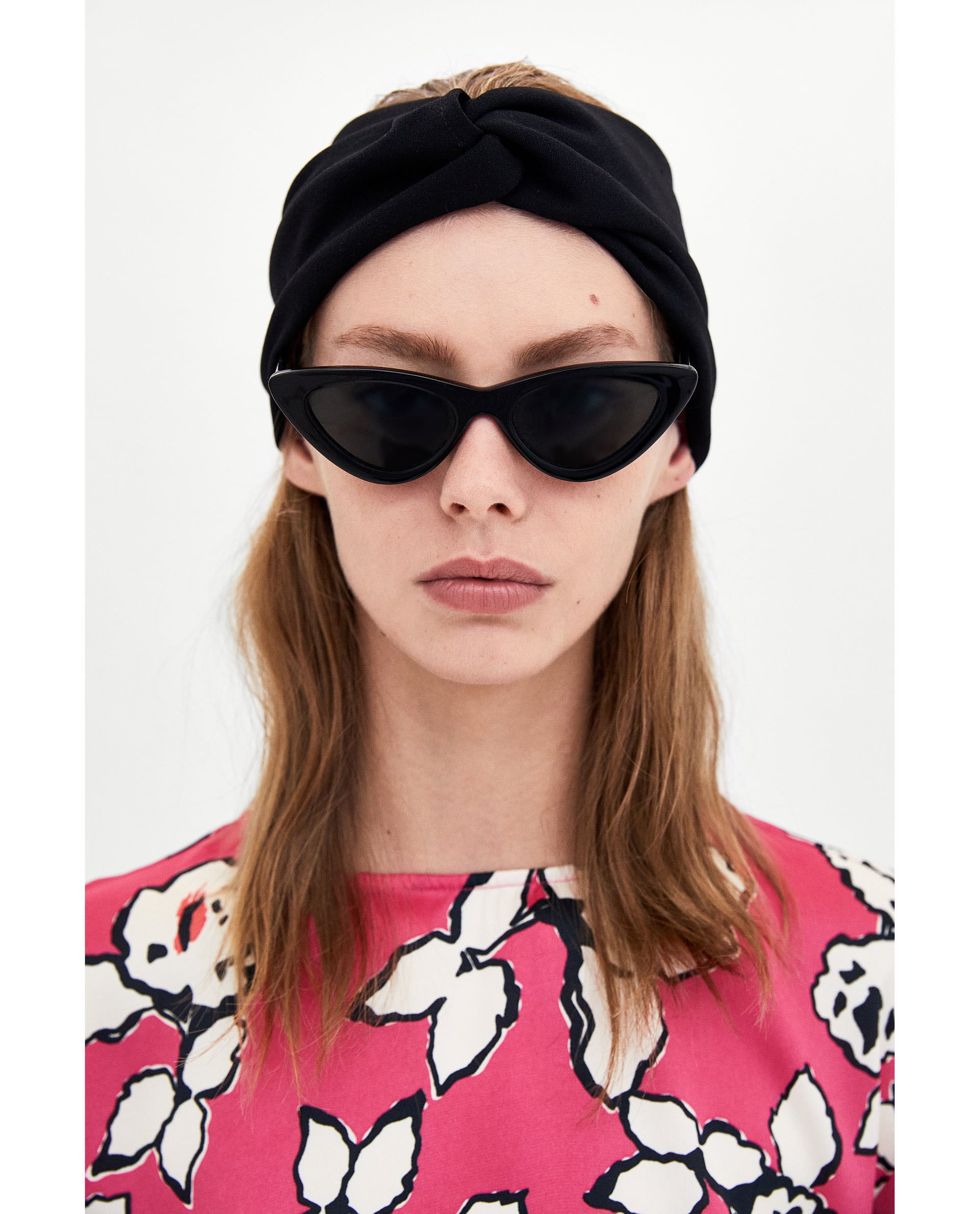 Melena suelta adornada con bandana.