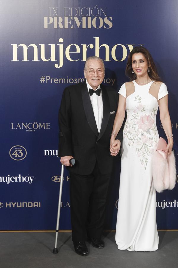 El 'wedding style' también estuvo presente con el look de Paloma Cuevas, que apostó por un diseño níveo con pedrería del libanés George Hobeika