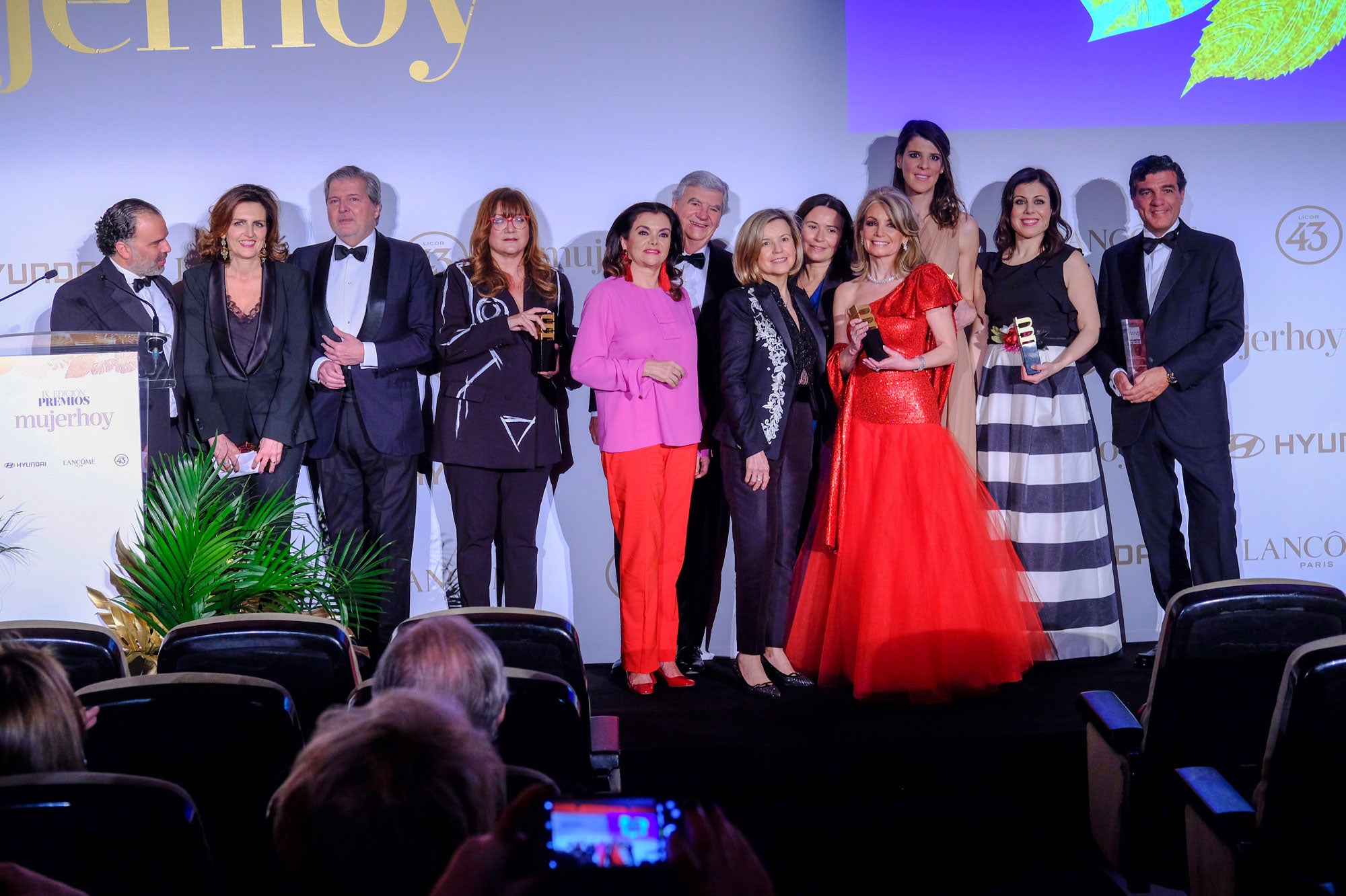 Las ganadoras de los IX Premios Mujerhoy, Ruth Beitia, Isabel Coixet, Cristina Yanes y Virginia Martínez posan junto al ganador del Premio al Compromiso Masculino, José Luis Zamorano; el ministro de Educación, Cultura y Deporte y portavoz del Gobierno, Iñigo Méndez de Vigo, el presidente de Vocento, Santiago Bergareche, el consejero delegado de Vocento, Luis Enríquez, la directora general de Taller de Editores, Laura Múgica y la directora de Mujerhoy, Charo Carrera, así como con otros de los invitados que formaron parte del acto de entrega del premio.