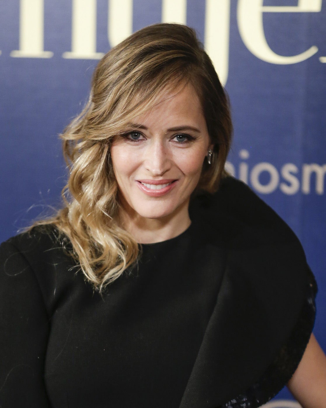 Marta Larralde con melena suelta con ondas marcadas, peinada hacia un lado, y maquillaje con eyeliner negro y labios nude.