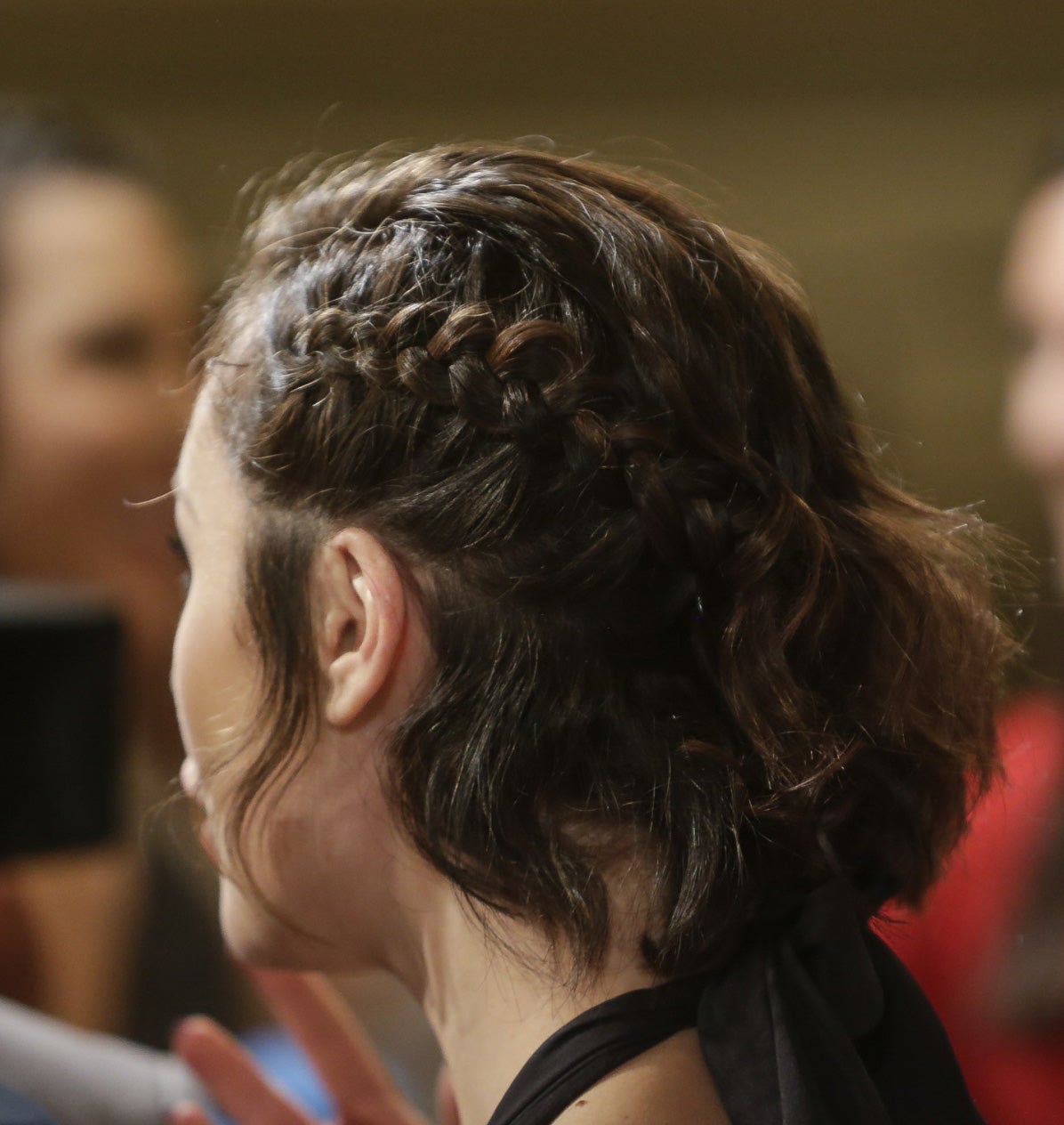 Así era el peinado de Nadia de Santiago por el lateral, con una mini trenza de raíz.