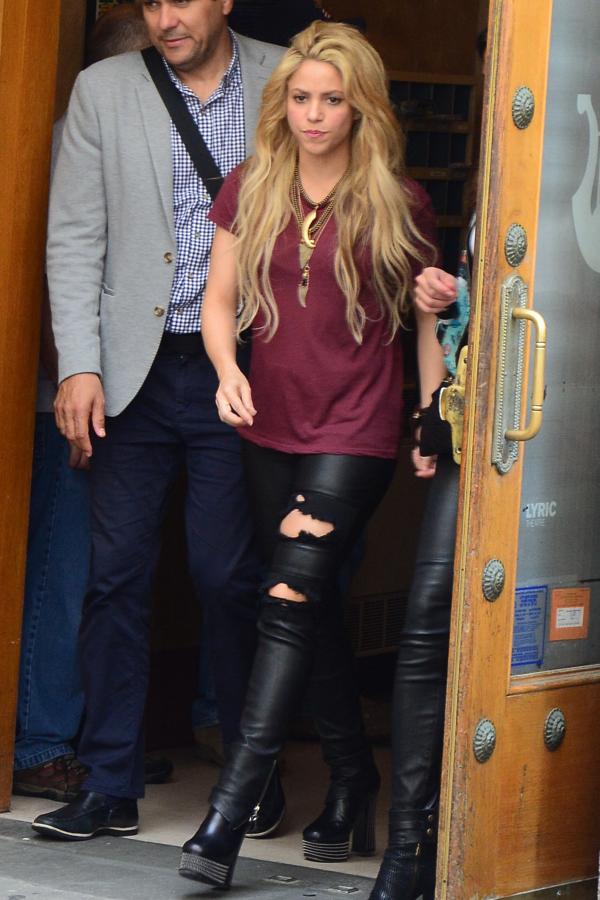 Shakira tuvo que suspender el primer y más esperado concierto en Colonia (Alemania). Una decisión que tomó por problemas con una de sus cuerdas vocales.