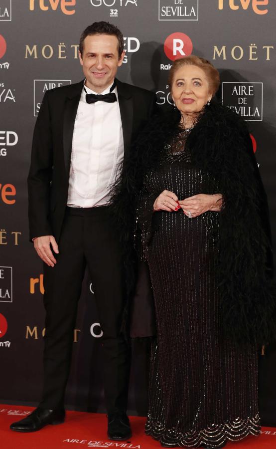 El director Gustavo Salmerón ha posado con su madre, Julita, protagonista de su último documental.