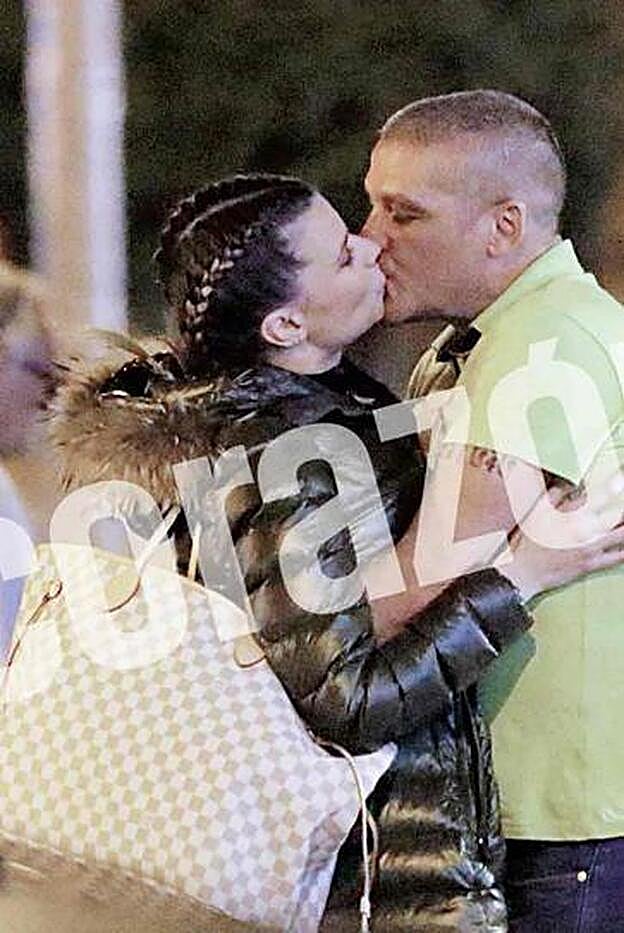 María Lapiedra y Gustavo González se besan en plena calle.