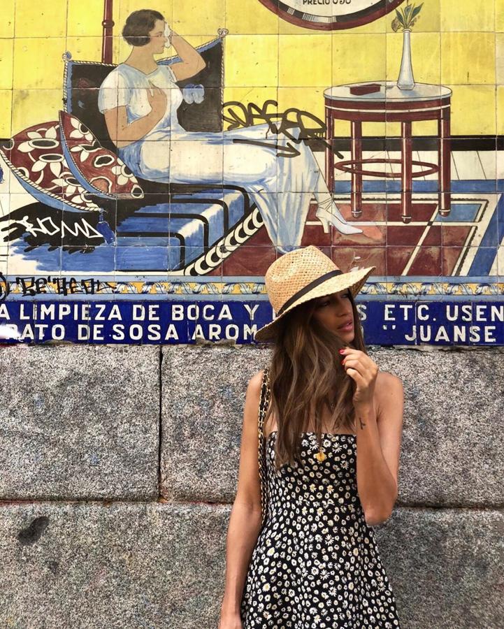 Con sencillo vestido negro con margaritas, Sara nos ha demostrado que se puede pasar  el verano en la ciudad sin renunciar al estilo .