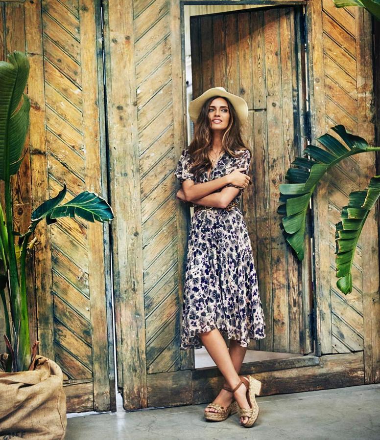 Las periodista nos demostró con este look de vestido estampado midi que los accesorios levantan un estilismo. Lleva como nadie las cuñas de Popa  y el sombrero .