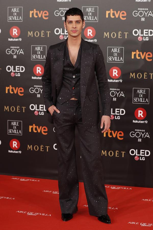 Como siempre, Eduardo Casanova ha arriesgado con su look en la gran noche de los Goya.